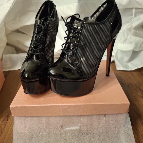 Shoes - Black Platform Lace-Up Heels